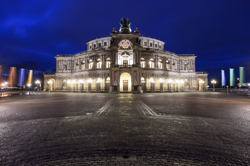 Bei einem Probenunfall in der Semperoper Dresden sind mehrere Menschen leicht verletzt worden.