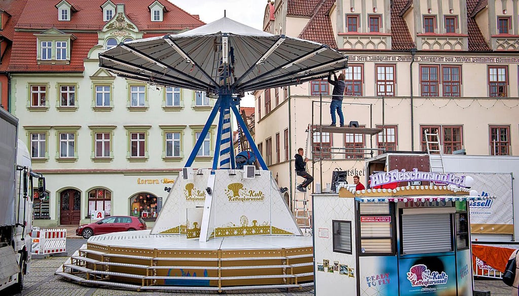 Das Kettenkarussell für den Naumburger Weihnachtsmarkt wird derzeit aufgebaut.