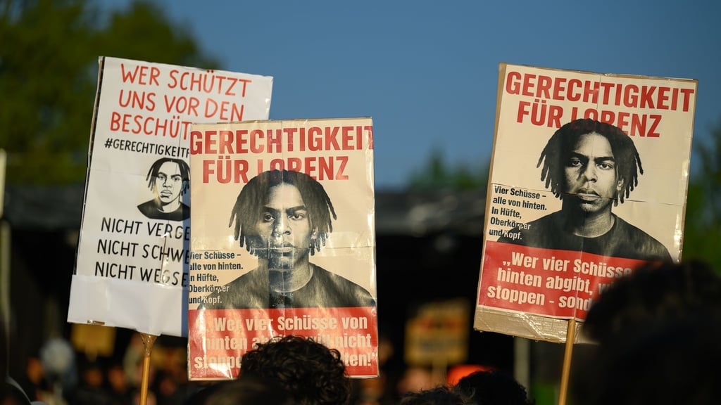 In zeitlichem Zusammenhang mit einer Demonstration waren Brandsätze an einem Bus und einem Auto gelegt worden. (Archivbild)