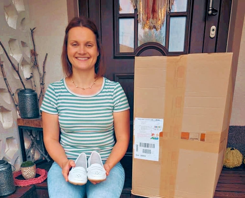 Eva Maria Lamprecht sammelt Schuhe zugunsten des Letzlinger Kinderturnens. 