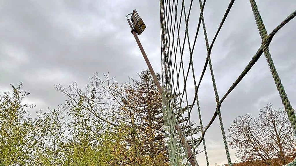 Der Mast wurde von einem Netz im Sturz aufgehalten.