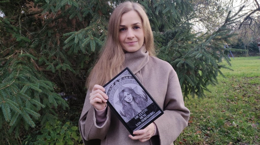 Vera Heinrich mit ihrem Buch „Die letzte Hexe von Hornburg“, aus dem sie am 19. November 2025 im Gleimhaus Halberstadt liest.