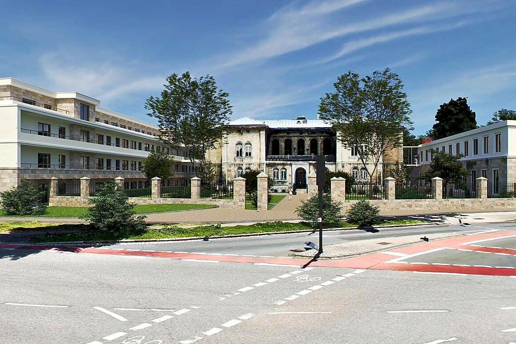 Eine aktuelle Visualisierung nach der Kritik und den daraus erfolgten Anpassungen: So könnte der vordere Bereich des  Ex-JVA-Geländes einmal aussehen, wenn der Gemeinderat der B-Plan-Änderung zustimmt und DRK und Landkreis ihre Vorhaben für ein Betreutes Wohnen (l.) und eine neue Rettungswache (r.)  dann auch umsetzen.