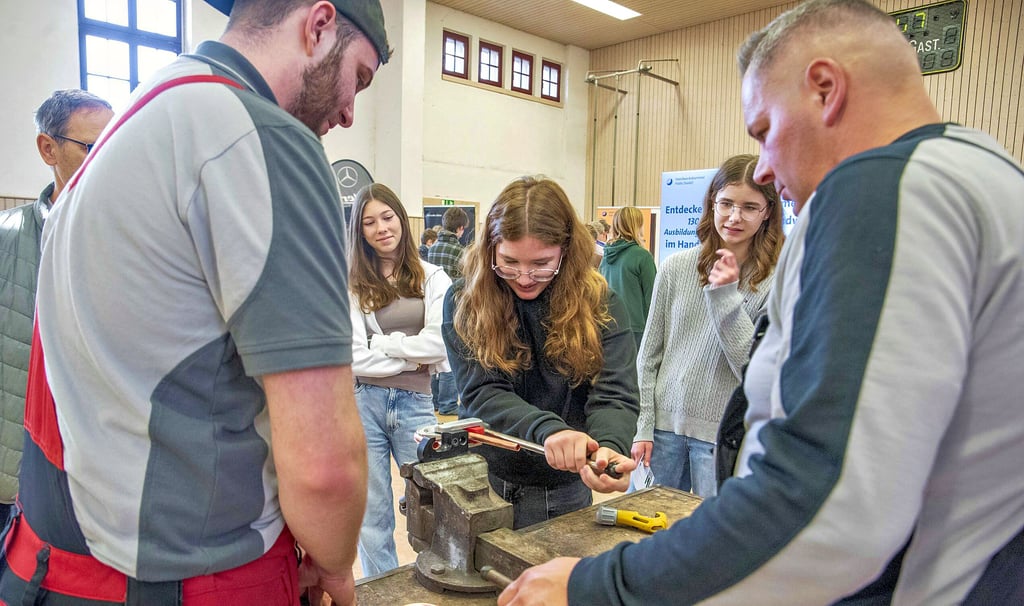 Am Stand der Von der Heydt GmbH können die Schüler ein Herz aus Kupferrohr biegen, Sophie Döring probiert sich aus. 