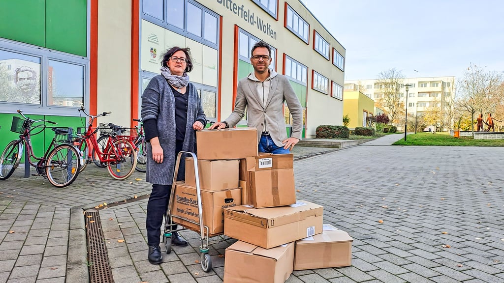 MGH-Chefin Melanie Kerz übergibt die mehr als 1.500 Brillen an Optikermeister Ronny Demko, der sie an die Organisation weiterleiten wird.