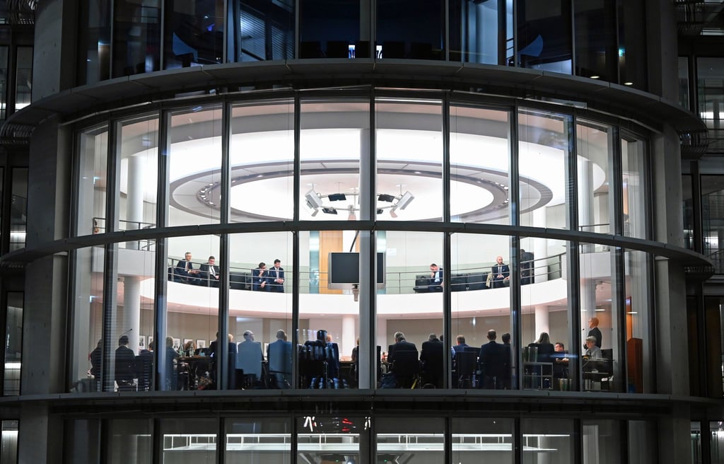 Die Sitzung dauerte bis zum frühen Morgen.