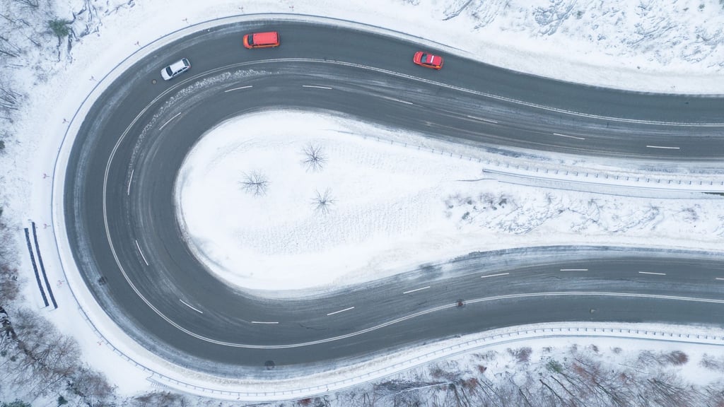 Gerät das Auto bei Glätte in einer Kurve ins Schlingern, hilft es manchmal mehrmals kurz und kräftig zu bremsen.