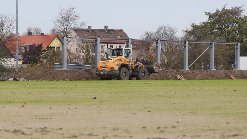 Die Arbeiten am Sportkomplex Am Anger in Barleben laufen auf Hochtouren. Die Baukosten steigen von anfangs 2,64 Millionen Euro auf nunmehr 3.178 Millionen Euro.