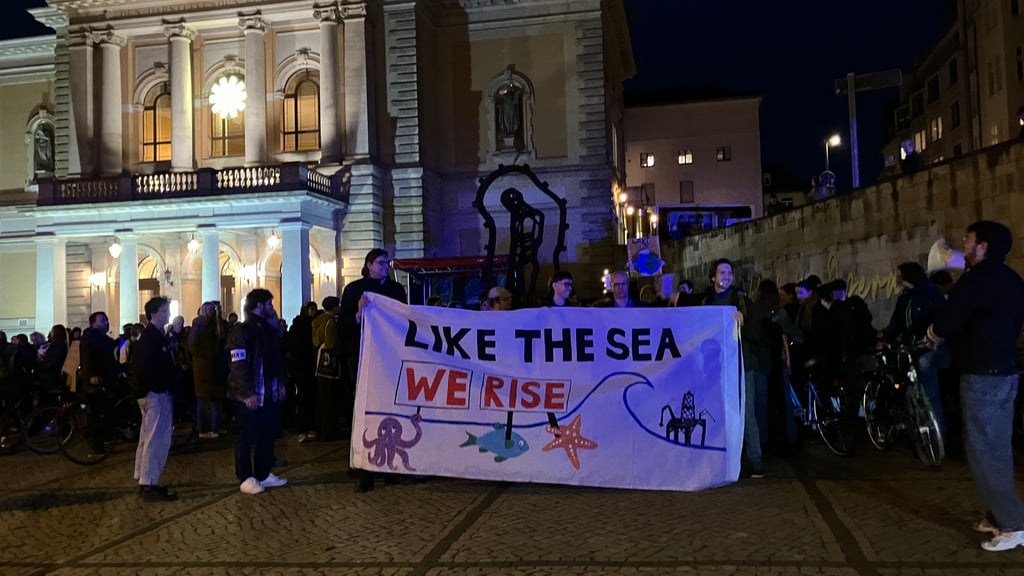 Start an der Oper: Der Protestzug von Fridays for Future setzt sich in Richtung Steintor in Bewegung.