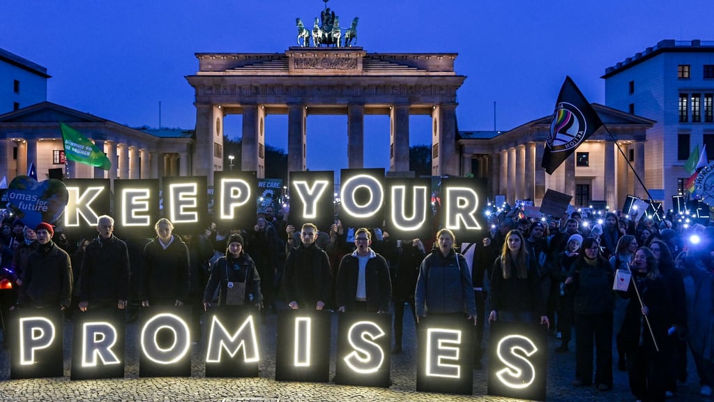 Demonstranten der Klimabewegung Fridays for Future zur Weltklimakonferenz COP30 am Brandenburger Tor.