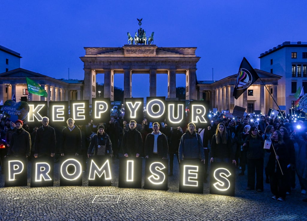 Demonstranten der Klimabewegung Fridays for Future zur Weltklimakonferenz COP30 am Brandenburger Tor.