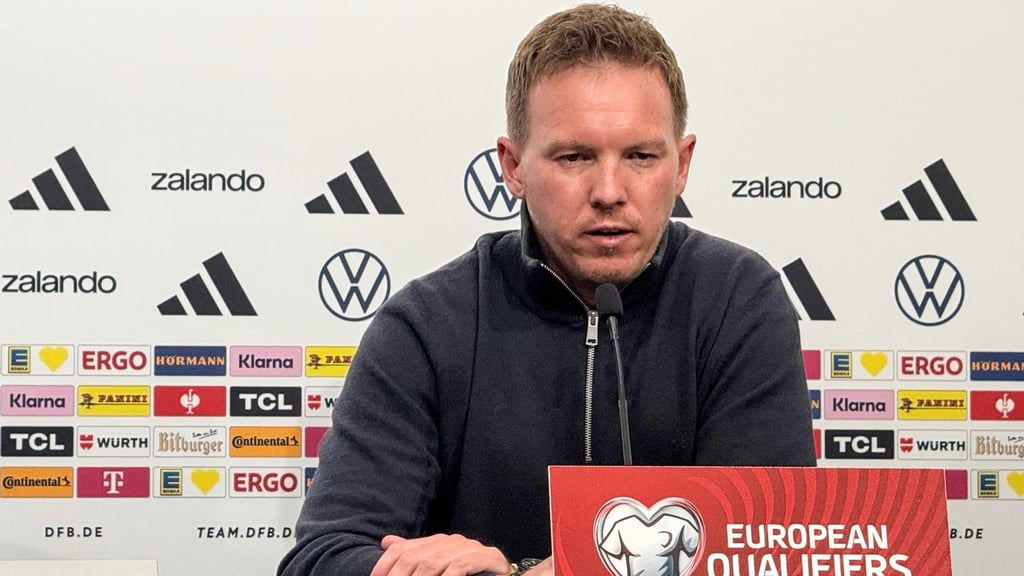 Julian Nagelsmann spricht bei der Pressekonferenz in Luxemburg.
