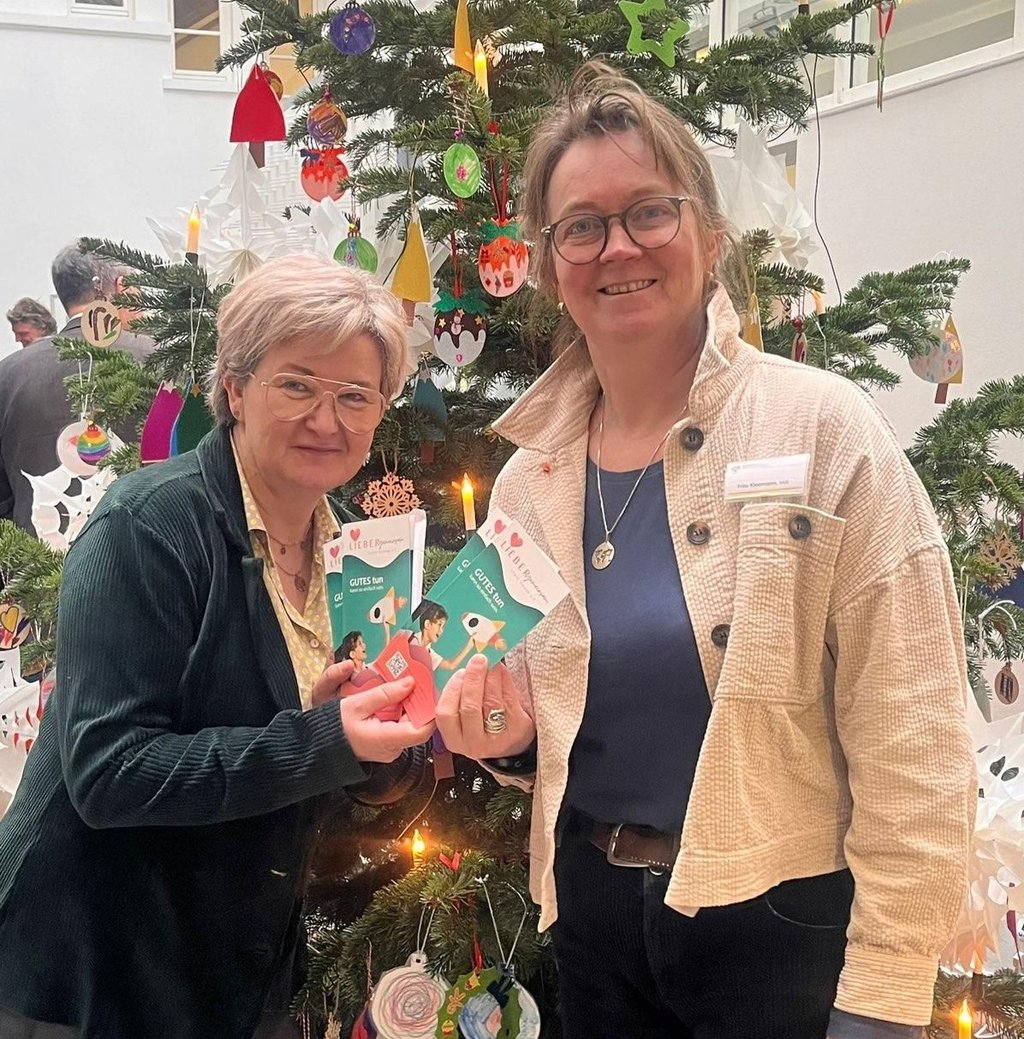 Heike Krieg (links) aus Klötze bei der Ehrenamtsgala im Magdeburger Landtag. Hier mit SPD-Landtagsabgeordneter Juliane Kleemann.