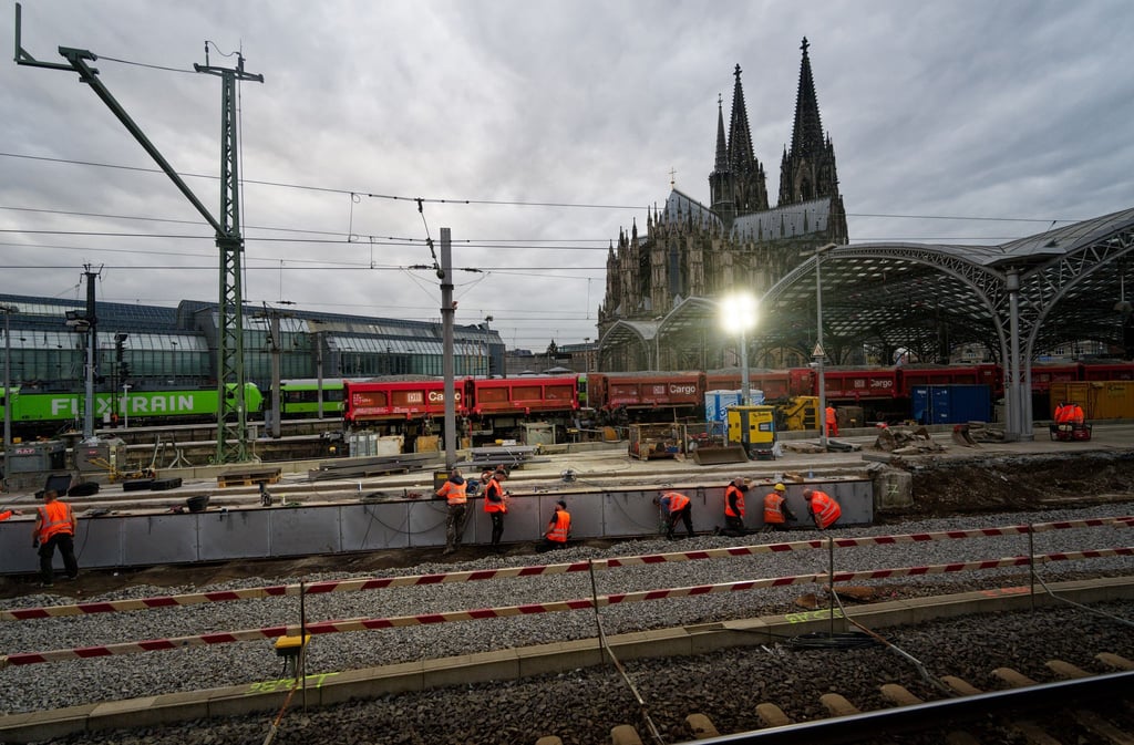 Zehn Tage lang sind Arbeiter nun an der Strecke rund um den Kölner Hauptbahnhof beschäftigt. Unter anderem werden Weichen und Oberleitungen erneuert.