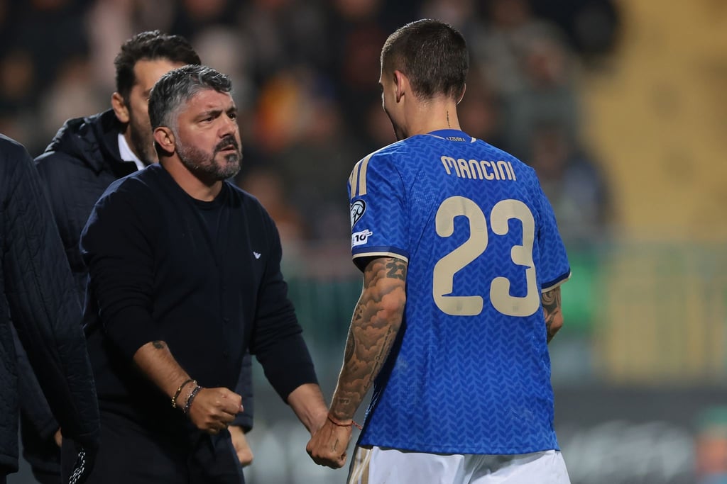 Trainer Gennaro Gattuso (l) wird mit Italien den Umweg über die Playoffs nehmen müssen.