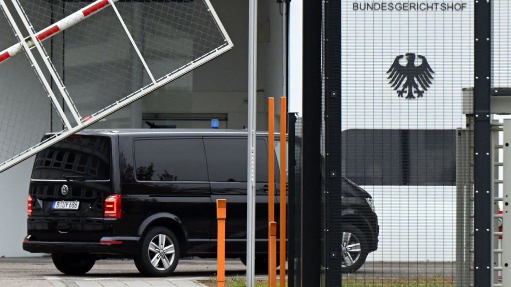 Der Beschuldigte wurde zum Ermittlungsrichter des BGH nach Karlsruhe gebracht.