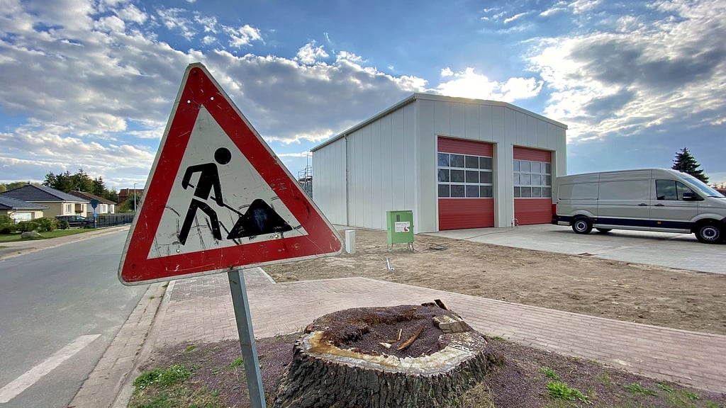 Für viele Baustellen, die auf Osterburgs Prioriätenliste ganz oben stehen, fehlt das Geld. Auch beim neuen Feuerwehrstützpunkt in Rossau war das lange so.