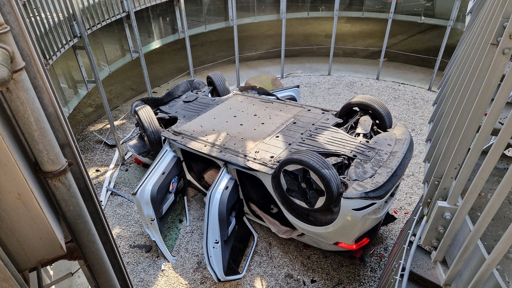 Nach einem Sturz aus 15 Metern Höhe krachte der Wagen mit dem Dach auf den Boden.