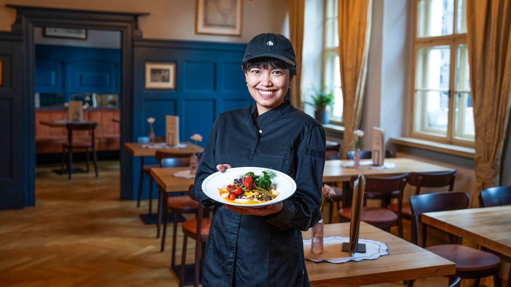 Köchin Armira Tyagita präsentiert im „Zum Coffe Baum“ klassisches Leipziger Allerlei. 