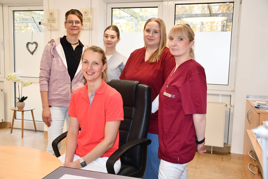 Die neue Hausärztin im Fachärztlichen Zentrum, Dr. Ulrike Dressel, soll die medizinische Versorgung für den Bereich Mieste absichern, hier mit ihrem Team Katharina Behringer (von links), Mariia Piklun, Helena Jasmina Thom und Sophia-Loreen Gaede. 