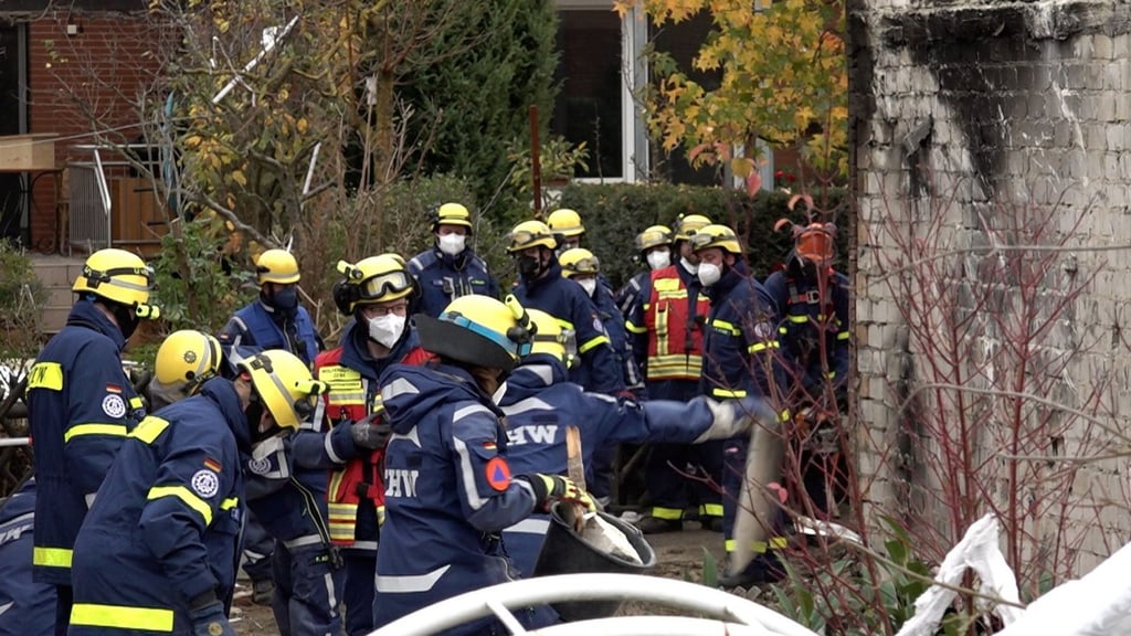 Einsatzkräfte vom THW sind im Einsatz. Die Suche nach einem Vermissten dauert nach der Detonation in Wolfenbüttel an.