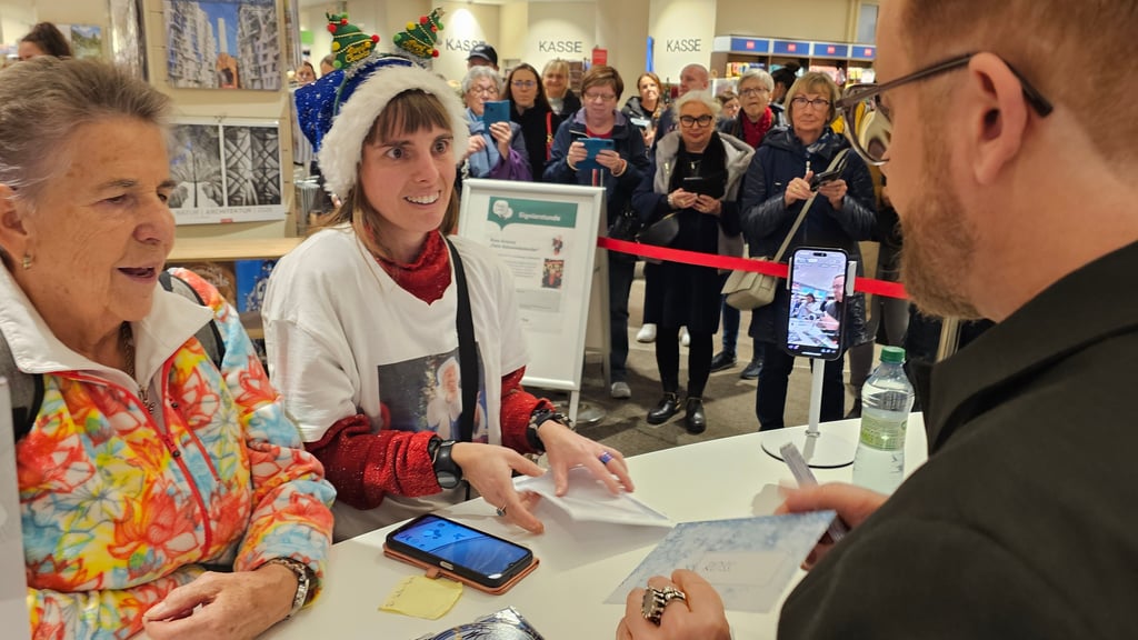 Doris-Elisabeth und ihre Enkelin Stella-Maria waren die Ersten, die ein Autogramm von Ross Antony bekamen.