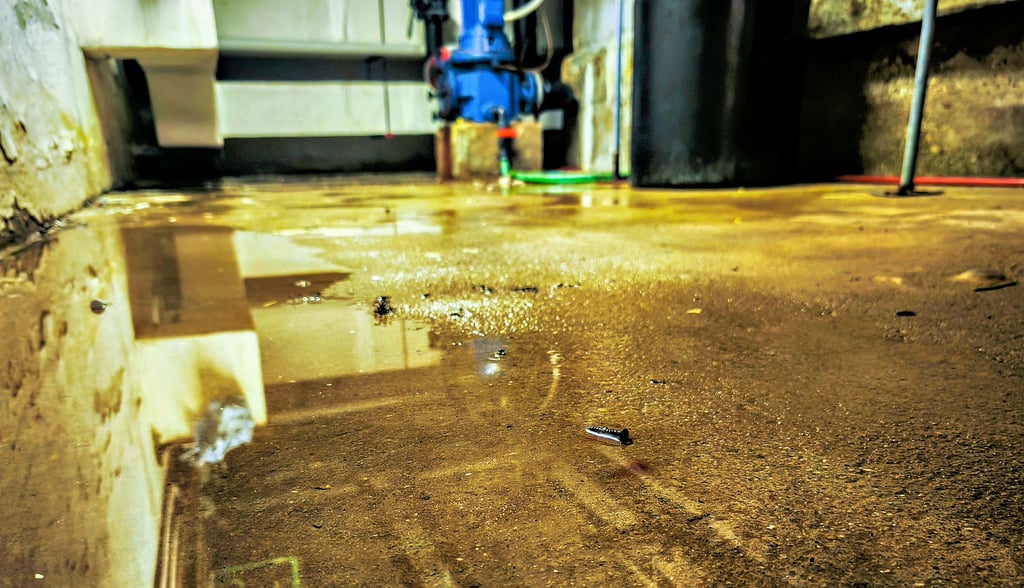 Bei vielen Schwimmhallen ist das Wasser im Becken. In der alten Merseburger Halle steht es auch im Keller. 