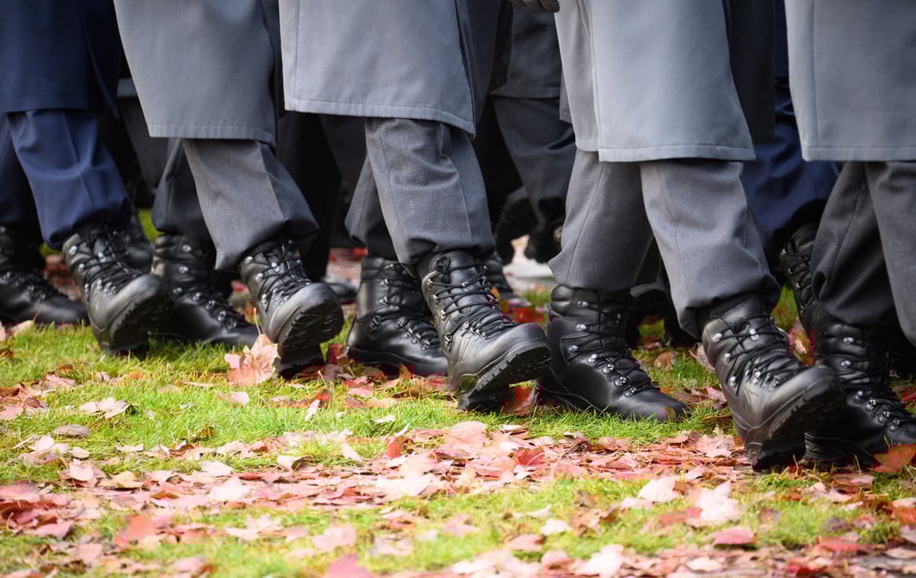 Rekruten der Bundeswehr marschieren beim Feierlichen Gelöbnis als Zentralveranstaltung zum 70. Jahrestag der Bundeswehr am Bundesforum, zwischen dem Deutschen Bundestag und dem Bundeskanzleramt. 