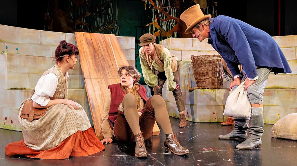 Friederike Fink, Julius Böhning, Christopher Wartig und Oliver Beck (von links) spielen in „Das kalte Herz“. 