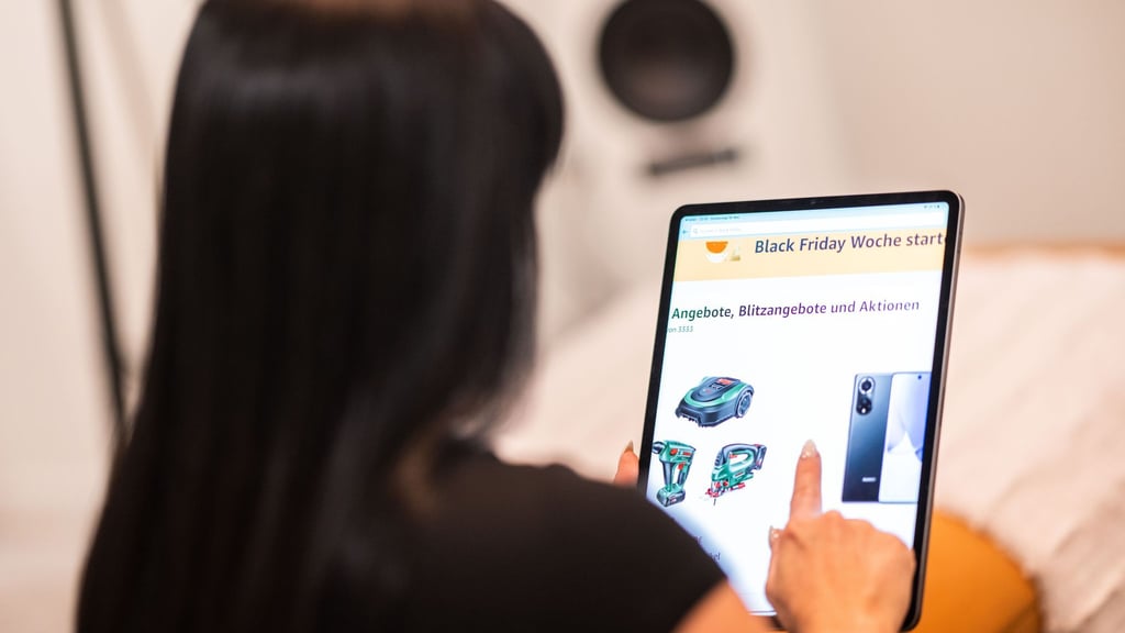 Skepsis bei Rabattaktionen: Bei Aktionszeiträumen wie dem Black Friday sollte man einen klaren Kopf bewahren und zunächst Angebot und Preise überprüfen.
