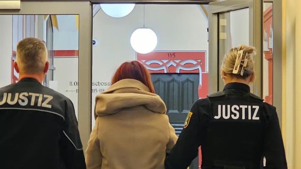 Eine Hallenserin muss sich gemeinsam mit ihrem ehemaligen Lebensgefährten vor dem Landgericht wegen schweren Raubes, räuberischer Erpressung und gefährlicher Körperverletzung verantworten.