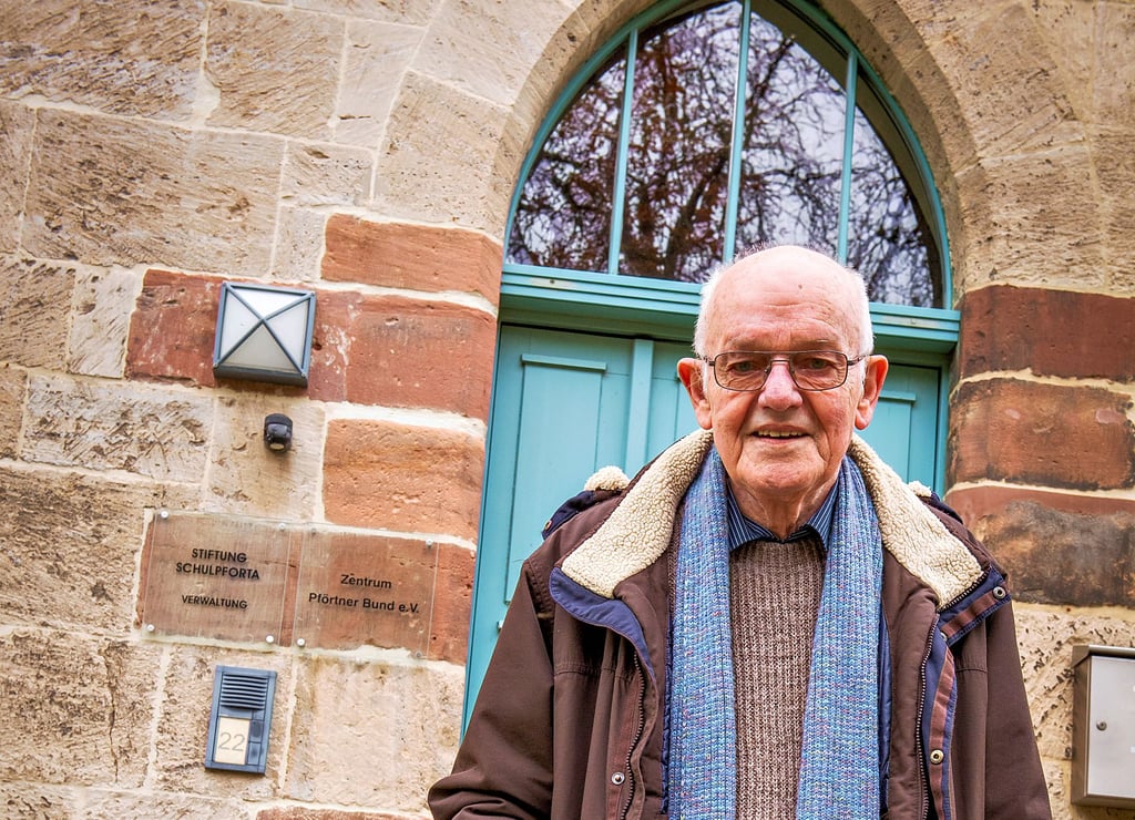 Peter Maser vor dem Neugotischen Haus auf dem Gelände der Landesschule Pforta.