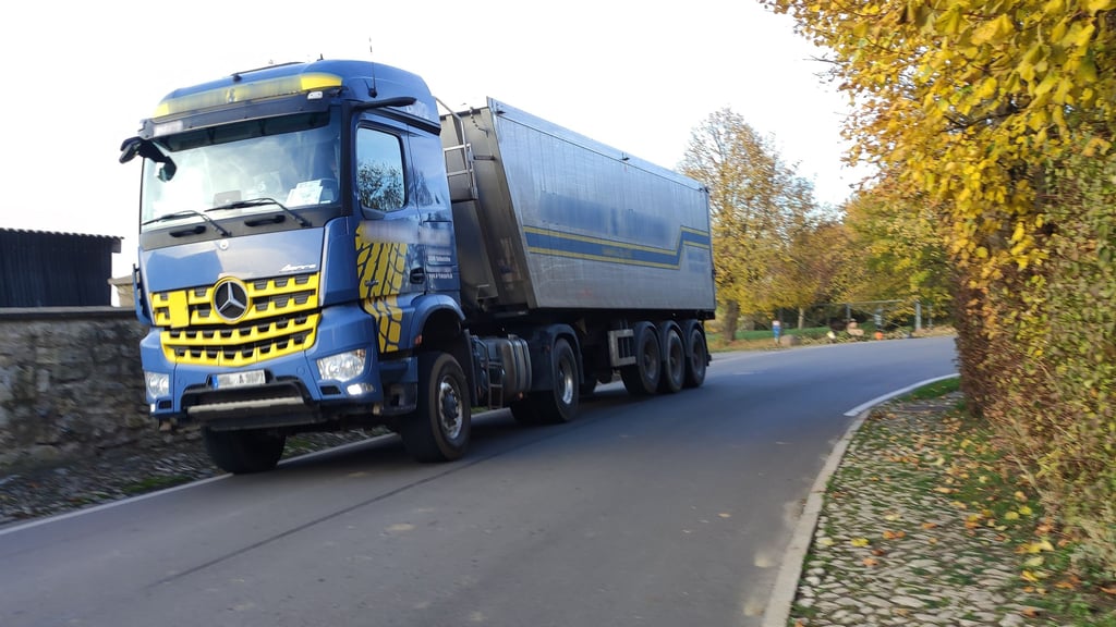 Der Lkw-Unfall ereignete sich auf der schmalen Hauptstraße in Veltheim im Harzkreis, auf der innerorts nahezu vollständig Tempo 30 gilt.