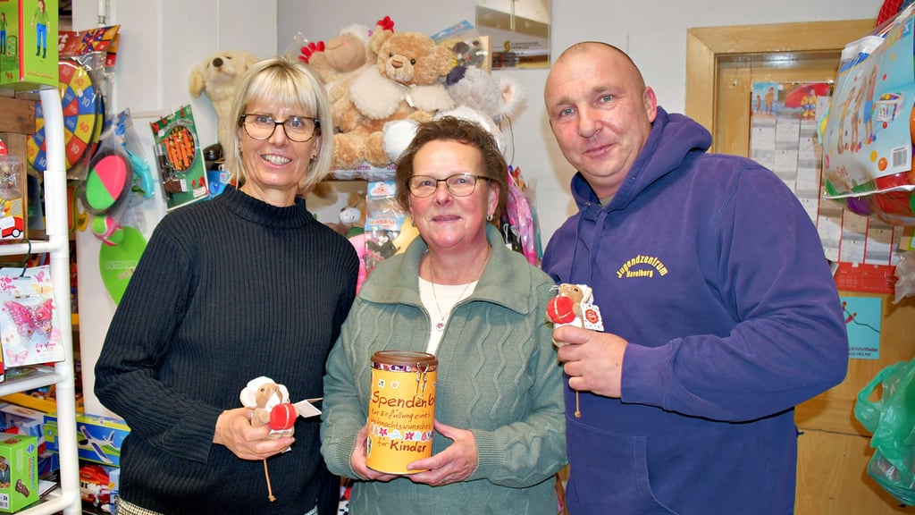 Thomas Will vom Jugendzentrum Havelberg sowie Christiane Rateitschak (links) und ihre Mitarbeiterin Gabriela Matuszek von „Eisen-Kühn“ haben in dieser Woche die Spendensammlung für Kinder zu Weihnachten eröffnet. 