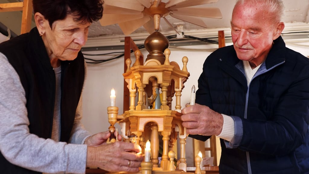 Engagiert bei der Sache: Werner und Maritta Goßler haben in Halle Tausende Weihnachtspyramiden gefertigt. Nun ist der Ausverkauf im Gange.