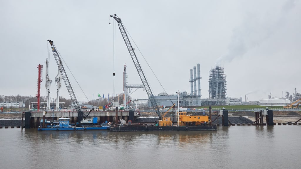 Die Baustelle für das Stader LNG-Terminal soll 2026 fertiggestellt werden. (Archivbild)