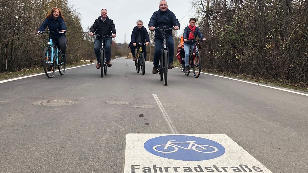 Vorfristig fertiggestellt: die erste Fahrradstraße in Quedlinburg, auf der Vertreter der Stadtverwaltung und des Ingenieurbüros  anlässlich der offiziellen Übergabe mit Fahrrädern unterwegs sind.