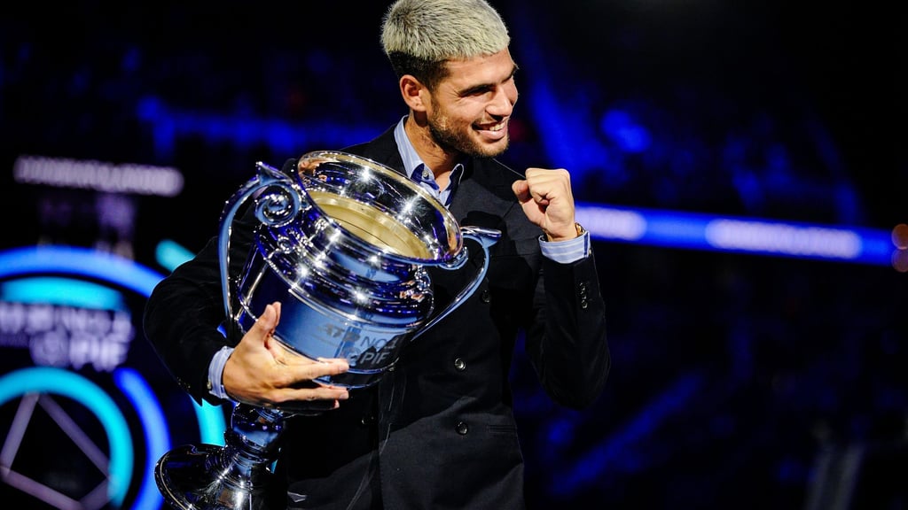 Für die Nummer 1 am Saisonende erhält Carlos Alcaraz eine Trophäe