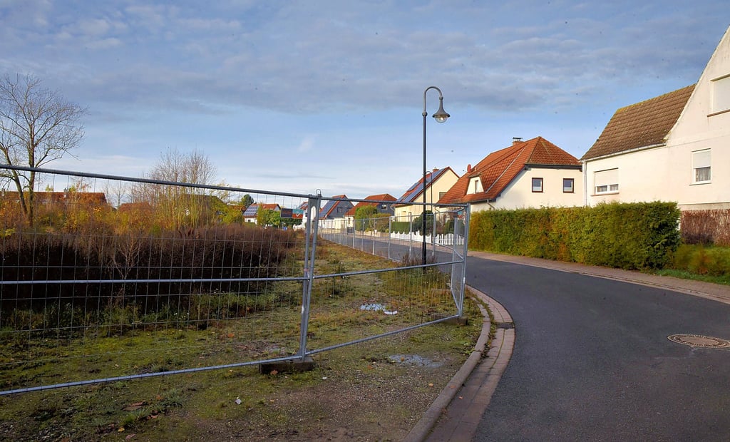 Links, am Eingang zur Spittelbreite, können vier neue Eigenheime gebaut werden. Die Fläche am ehemaligen Verkehrsgarten/ Schwimmbad ist erschlossen und soll versteigert werden. 