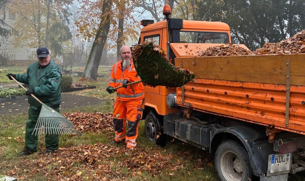 Klaus Sühring und (l.) David Brestrich packen beim Arbeitseinsatz auf dem Calvörder Friedhof mit an.