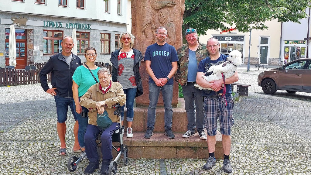 Einige der Mitglieder der neuen Heimatforschergruppe um die neue Ortschronistin Dana Zimmer (2. v. re.) und dem verstorbenen, ehemaligen Ortschronisten Otto Spieler (vorn).