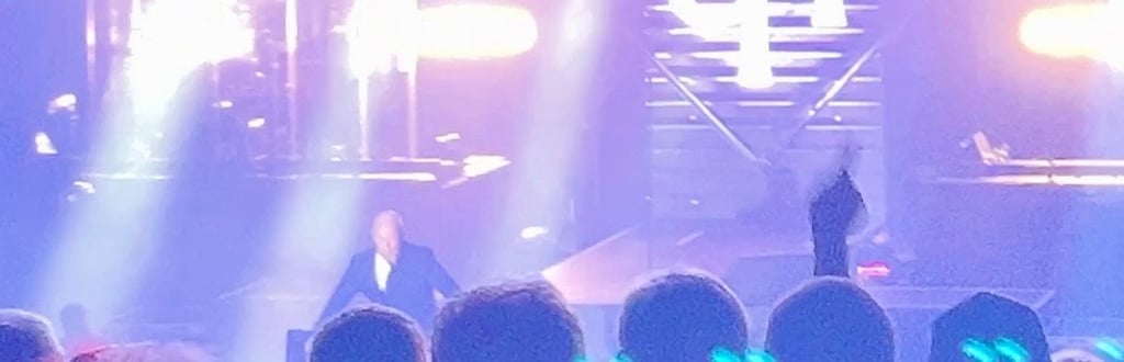 Das ist der Moment, in dem der Graf das Gleichgewicht verliert und von der Bühne stürzt.