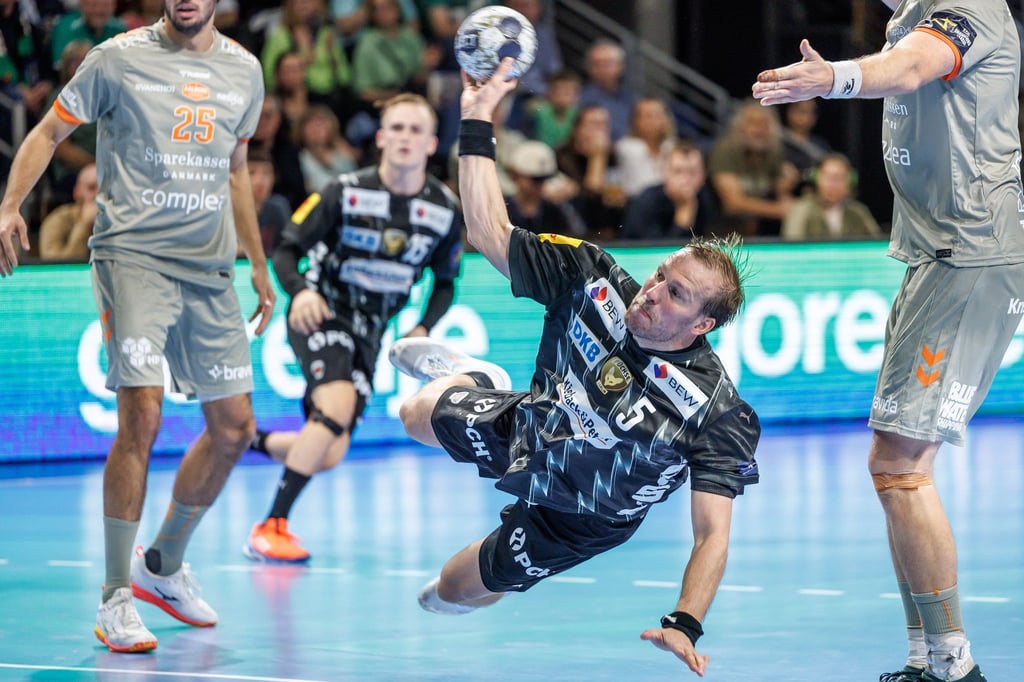 Füchse-Kapitän Max Darj ist wenig erfreut über die Ansetzung des Topspiels gegen Kiel. (Archivfoto)