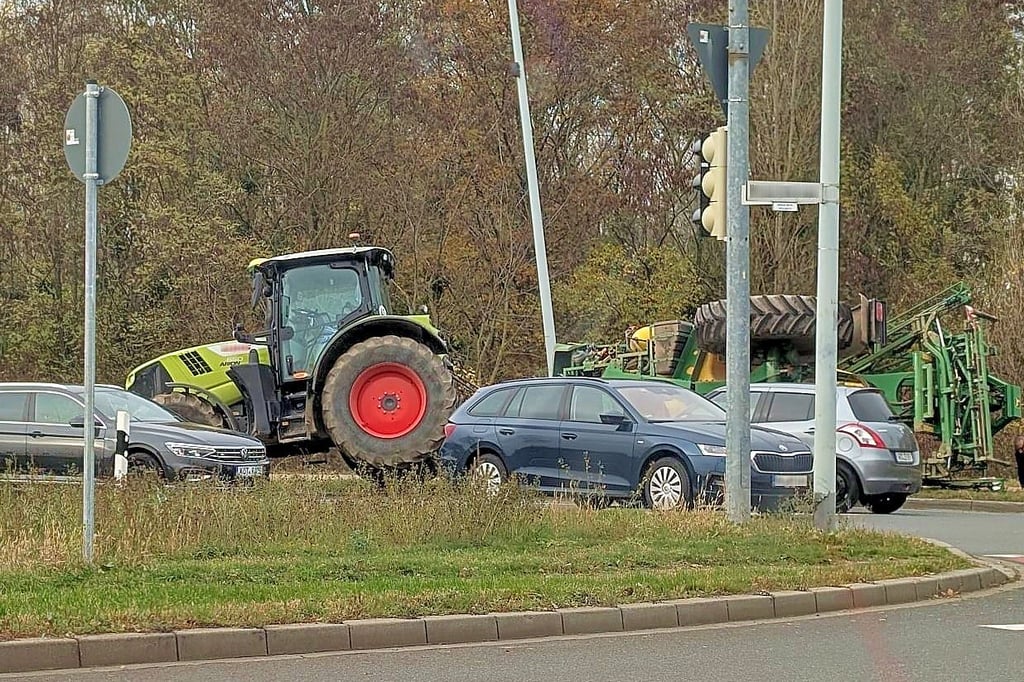 Der Traktor mit dem umgekippten Anhänger in der Hermann-Köhl-Straße in Dessau.