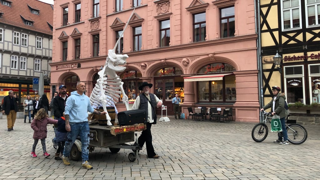 Der Umzug führte das „Einhorn von Quedlinburg“ auch über den Marktplatz der Welterbestadt.