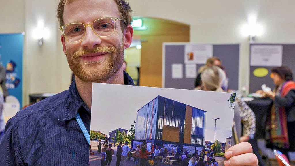 Stefan Scheel von der Uni Leipzig hat  zusammen mit dem Zeitzer „Zwürfelverein“ den Kubus in der Elsterstadt im Rahmen des Revierpionier-Wettbewerbs wiederbelebt.