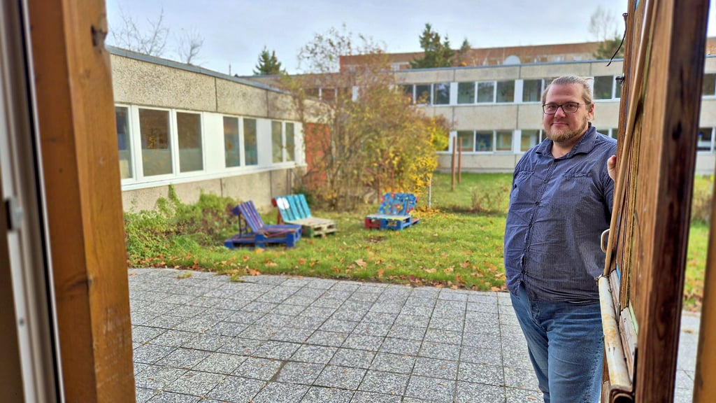 Der ehemalige Kidsclub der Eckstein-Diakonie in der Heinrich-Zille-Straße in Stendal soll zu einem Hort umgebaut werden. Dort, wo Samuel Kloft steht, werde laut Plan eine neue Toilette errichtet. 