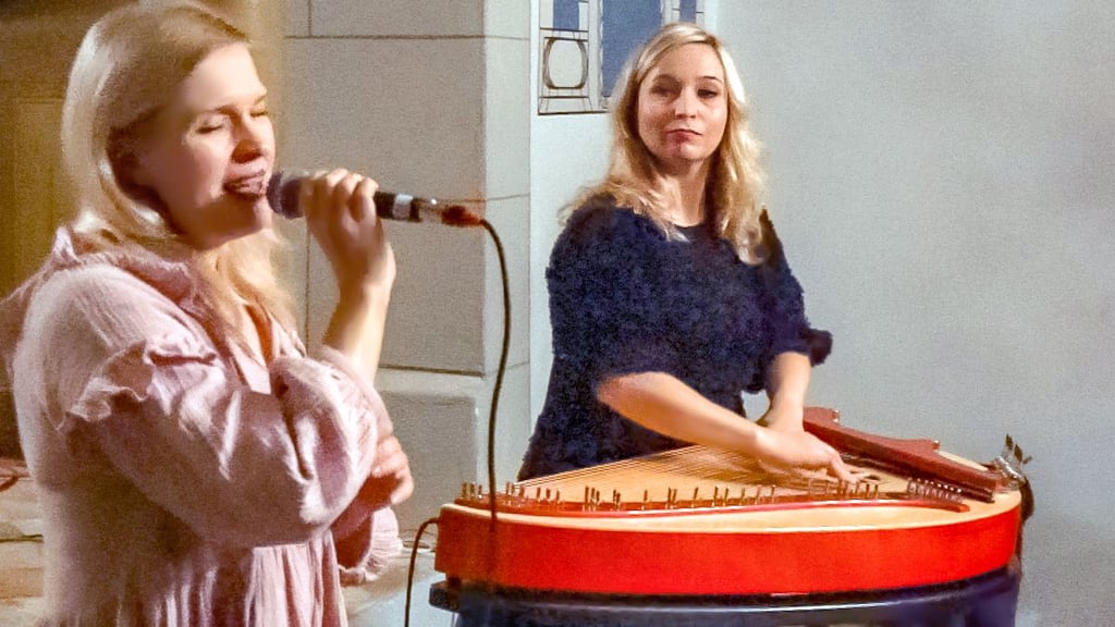 Das finnische Duo Cienna – bestehend aus Sängerin Kaisa Leskinen und Kantele-Spielerin Senni Eskelinen – hat in Mehringen ein Konzert gegeben.