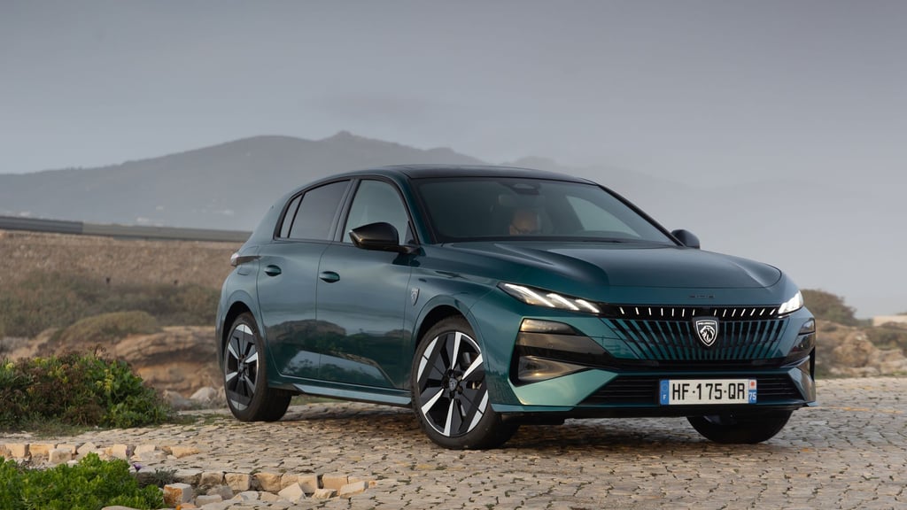 Facelift: Die aufgefrischte Frontpartie des Peugeot 308 kommt mit einer stark veränderten Lichtsignatur und beleuchtetem Löwenlogo.