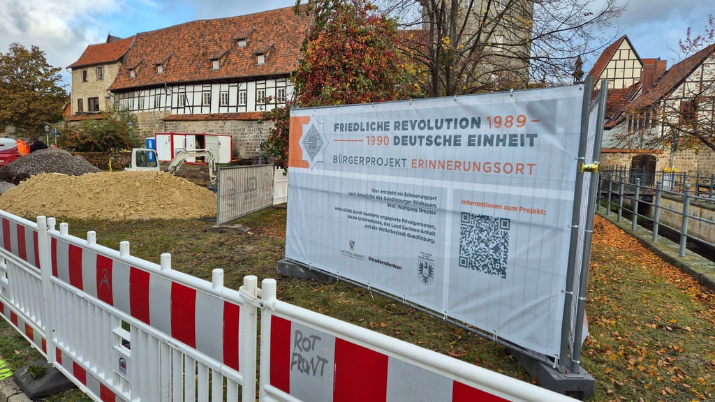 In Quedlinburg entsteht ein Denkmal-Brunnen „Friedliche Revolution 1989–1990 Deutsche Einheit“; die Tiefbauarbeiten laufen - und wurden jetzt archäologisch  begleitet.
